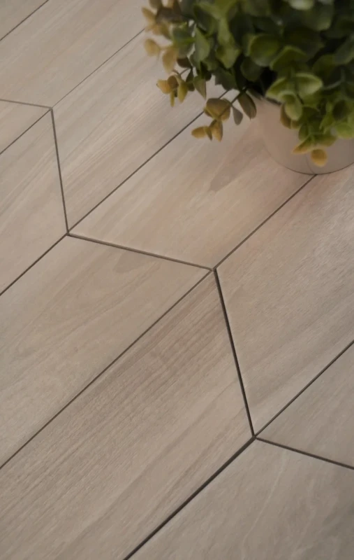 Francuska jodełka gres beżowy drewno Emil Ceramiche Sleek White Chevron Nat. 11x54.   .webp