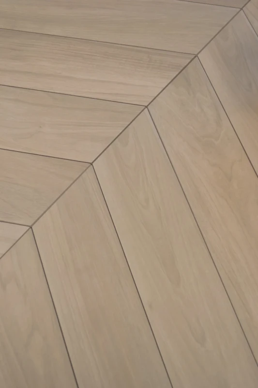Francuska jodełka gres beżowy drewno Emil Ceramiche Sleek White Chevron Nat. 11x54. .webp