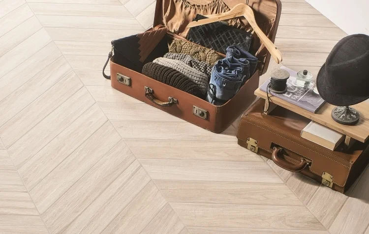 Francuska jodełka gres beżowy drewno Emil Ceramiche Sleek White Chevron Nat. 11x54 .webp