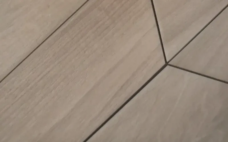 Francuska jodełka gres beżowy drewno Emil Ceramiche Sleek White Chevron Nat. 11x54. .webp