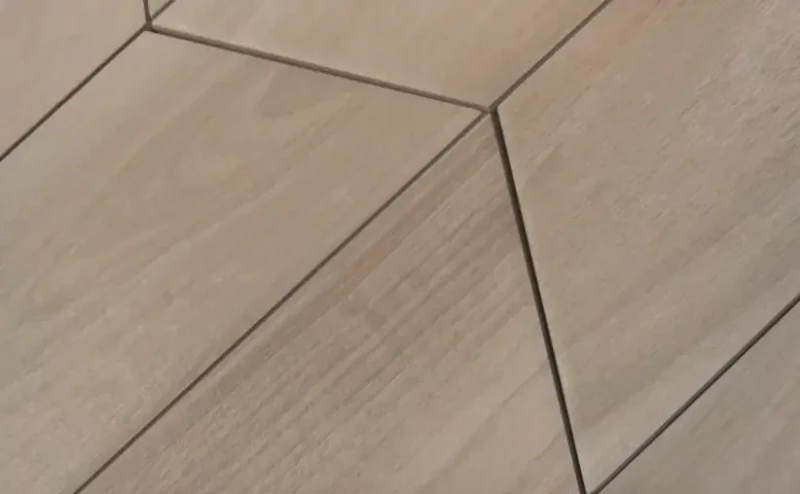 Francuska jodełka gres beżowy drewno Emil Ceramiche Sleek White Chevron Nat. 11x54.  .webp
